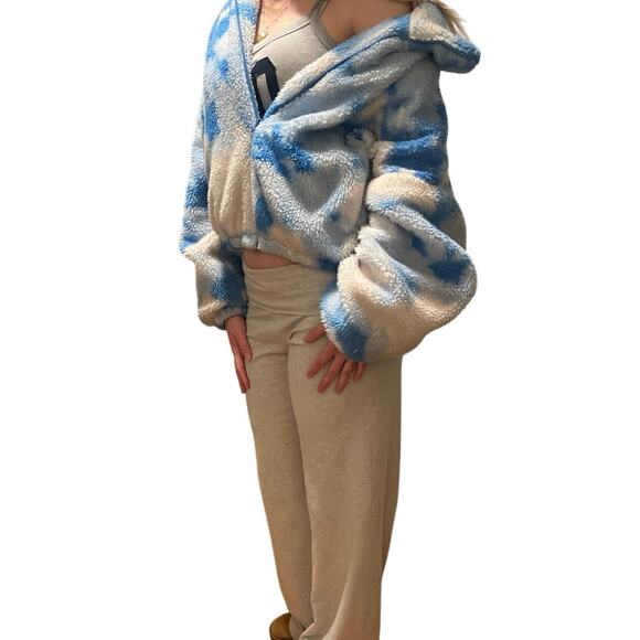 Urban Outfitters Fluffy blue & white coat w/side pockets and zip front - Picture 2 of 7